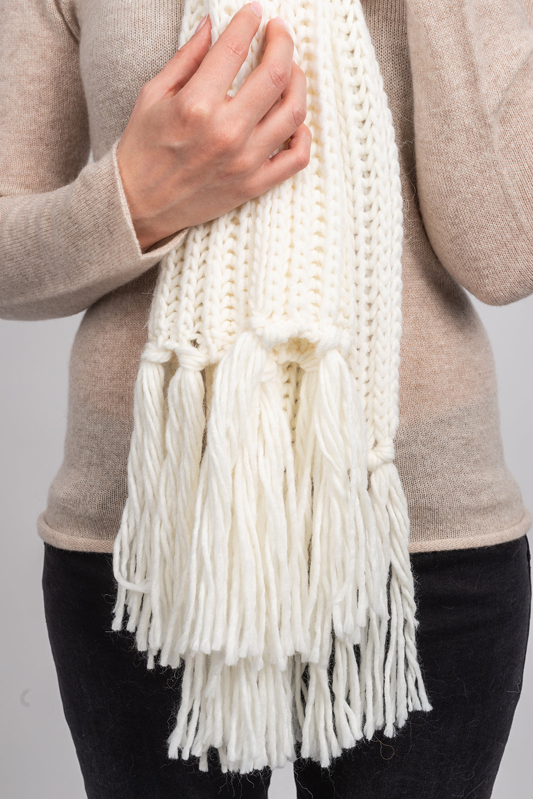 Fisherman's rib scarf with fringe, colour White, view 4 | Dalle Piane Cashmere