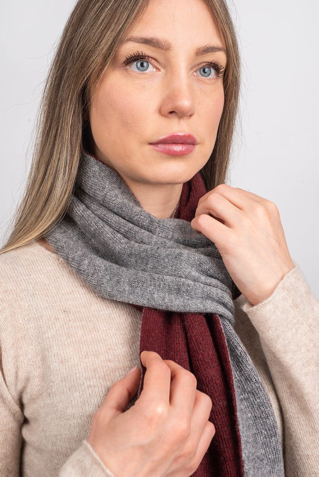 Women's reversible cashmere blend neck warmer, colour Bordeaux-Grey, view 2 | Dalle Piane Cashmere