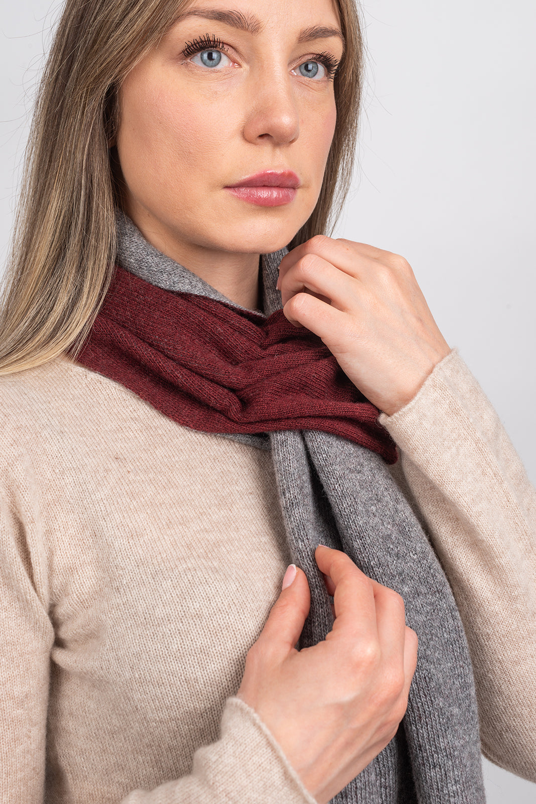 Women's reversible cashmere blend neck warmer, colour Bordeaux-Grey, view 4 | Dalle Piane Cashmere