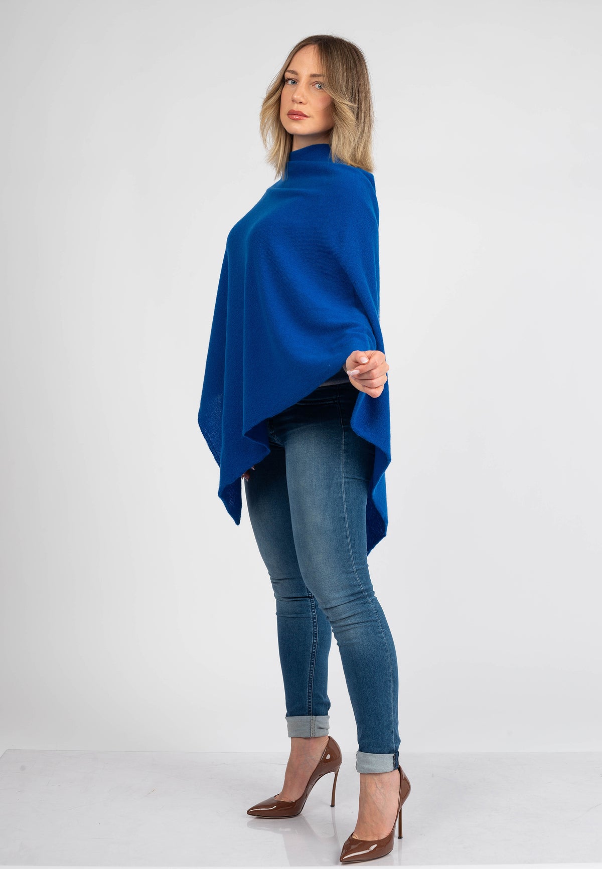 100% cashmere poncho, colour Electric Blue, view 3 | Dalle Piane Cashmere