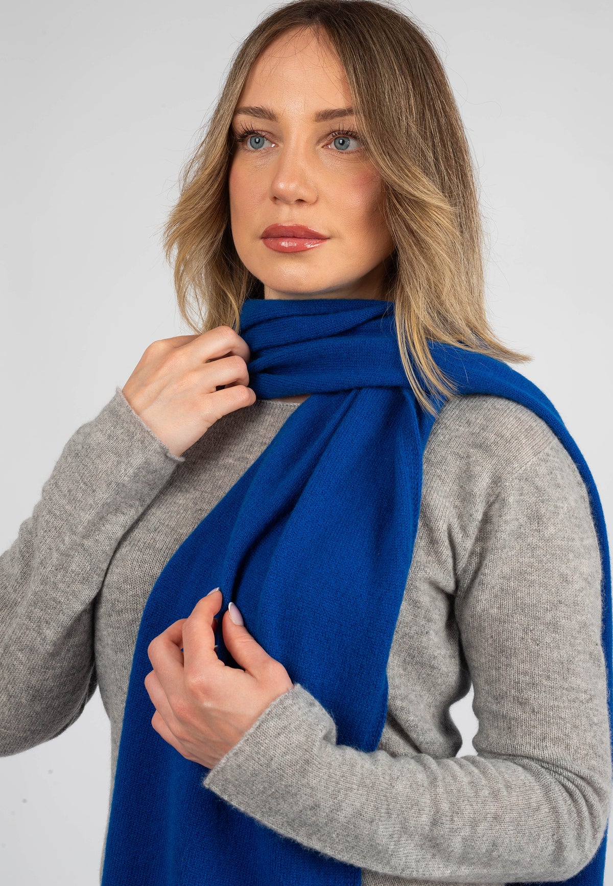Women's wide 100% cashmere scarf, colour Electric Blue, view 4 | Dalle Piane Cashmere