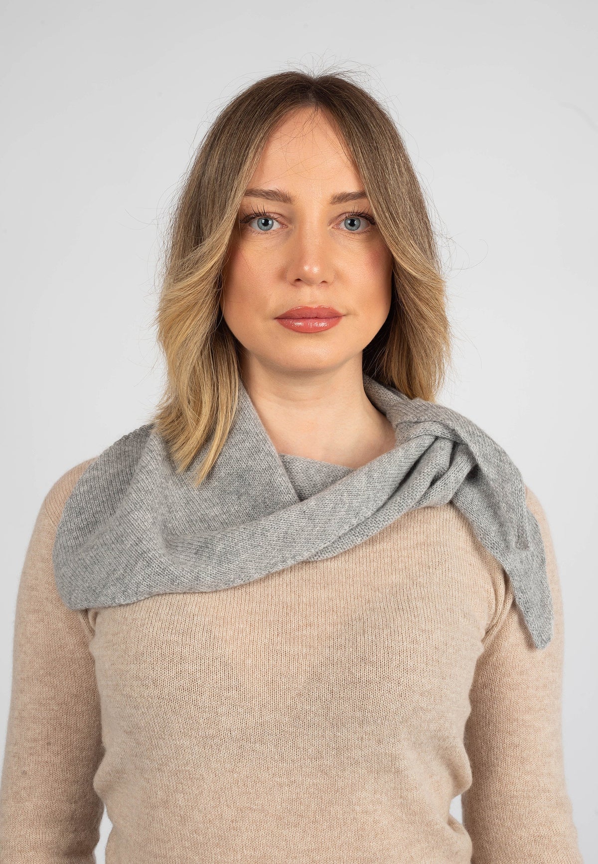 Women's 100% cashmere triangle scarf, colour Grey, view 2 | Dalle Piane Cashmere