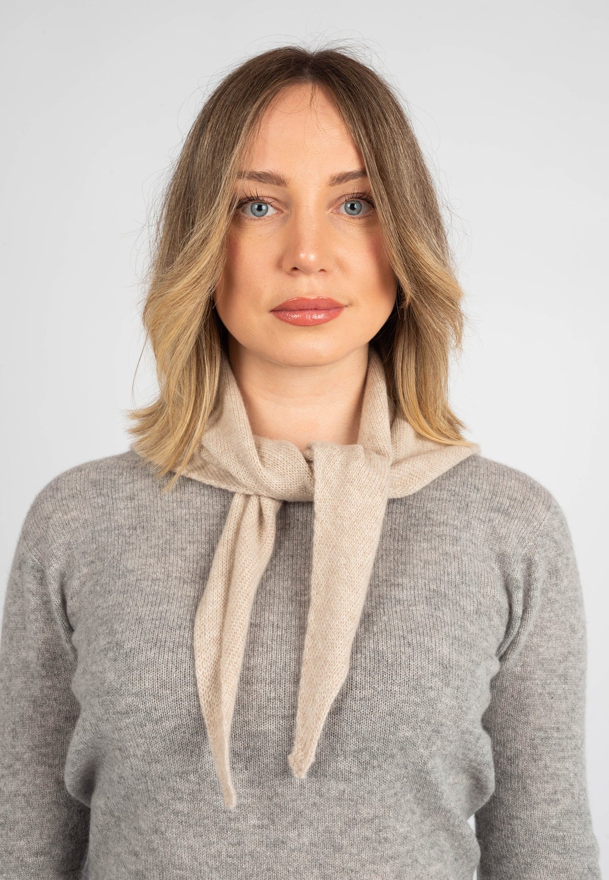 Women's 100% cashmere triangle scarf, colour Beige, view 4 | Dalle Piane Cashmere