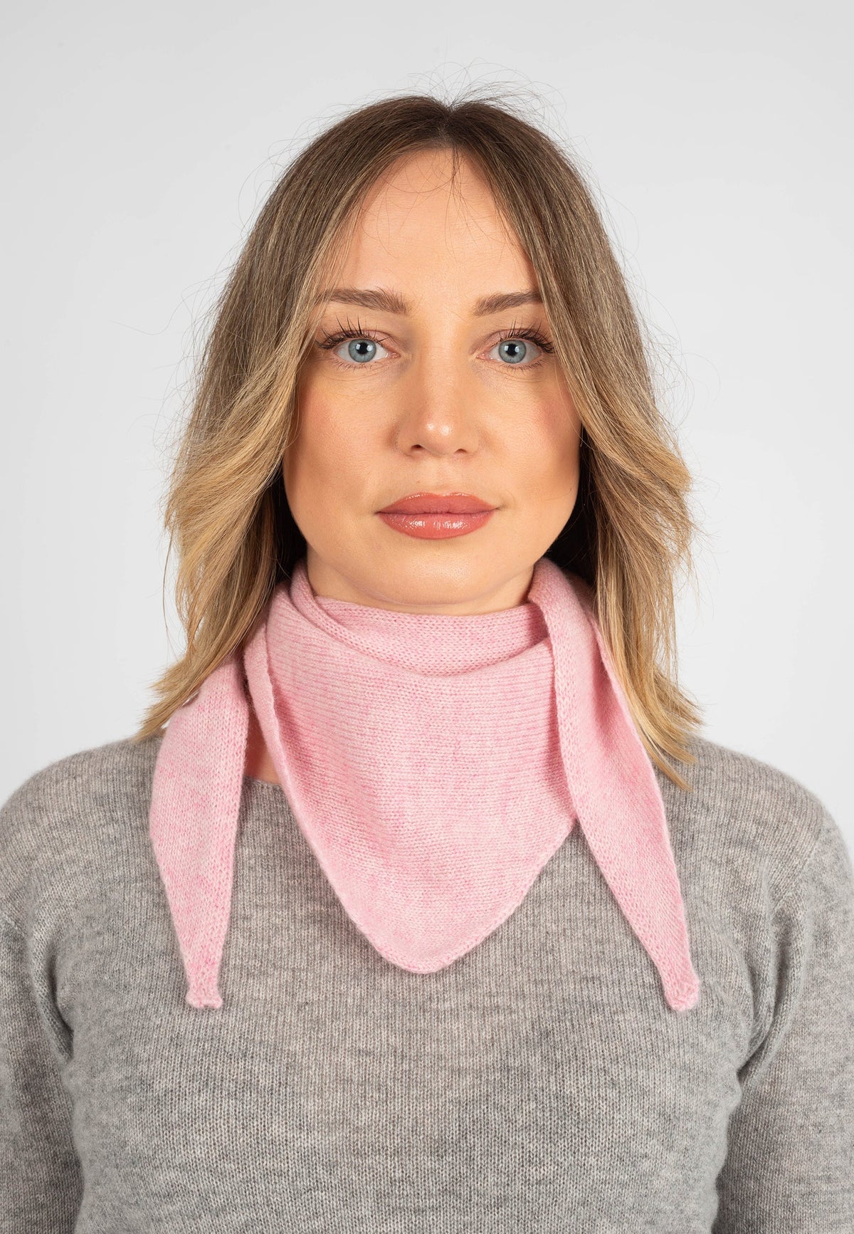 Women's 100% cashmere triangle scarf, colour Pink | Dalle Piane Cashmere