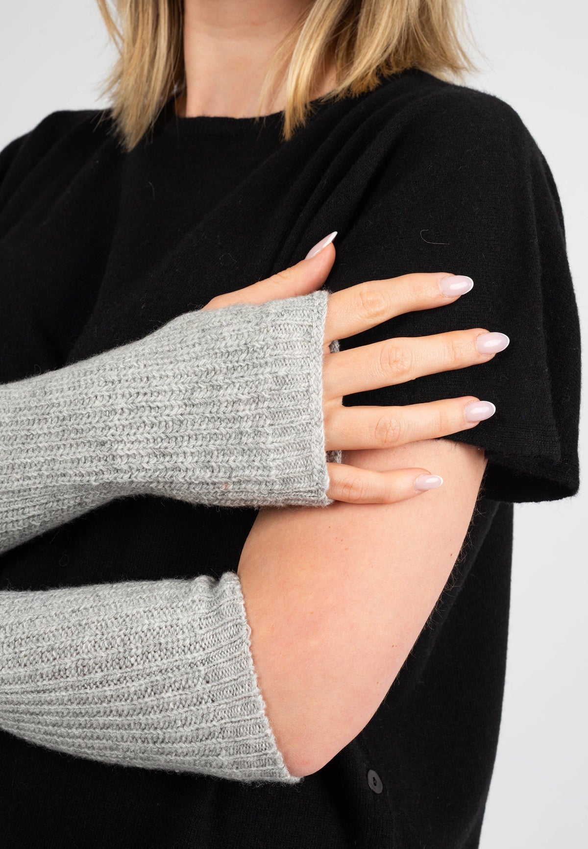 Women's cashmere blend arm warmers, colour Grey, view 5 | Dalle Piane Cashmere