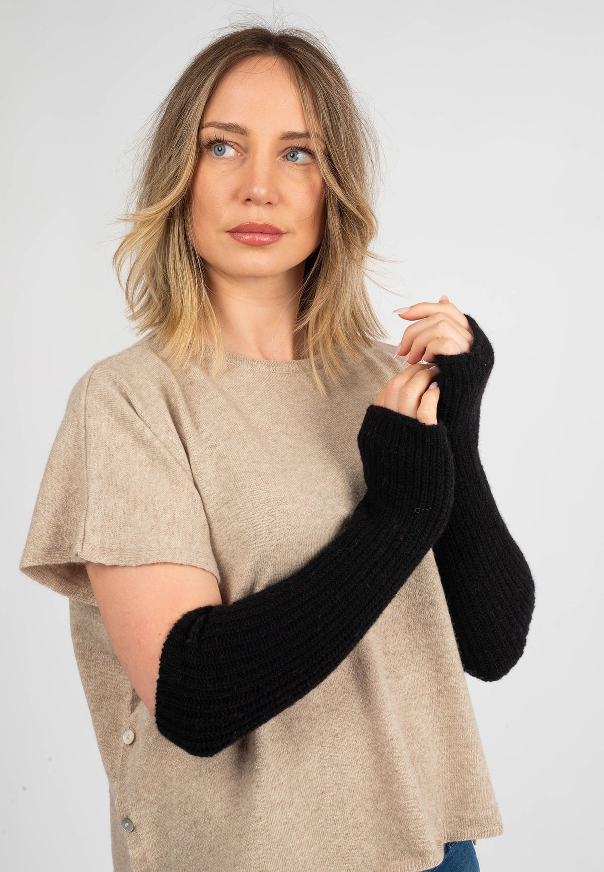 Women's cashmere blend arm warmers, colour Black, view 3 | Dalle Piane Cashmere