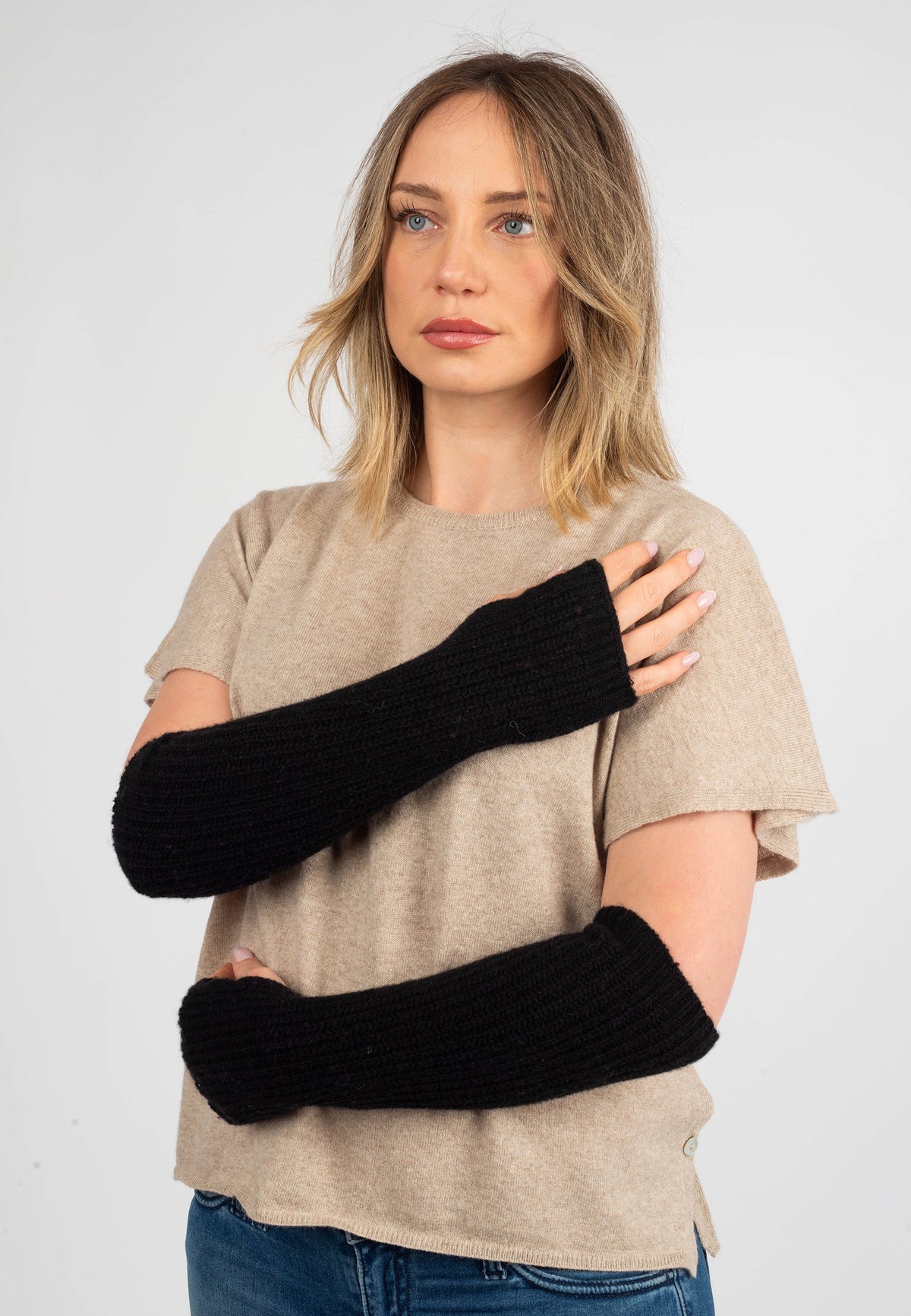 Women's cashmere blend arm warmers, colour Black, view 4 | Dalle Piane Cashmere