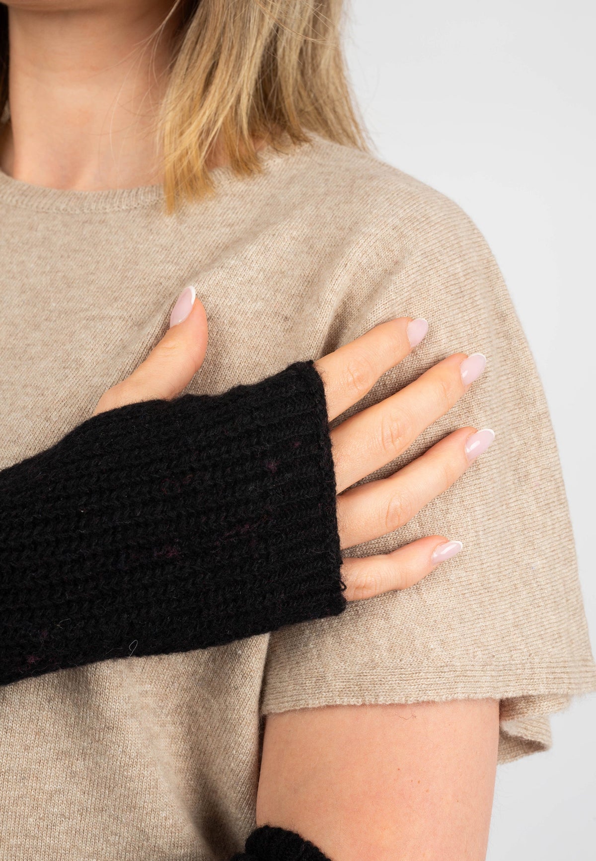 Women's cashmere blend arm warmers, colour Black, view 5 | Dalle Piane Cashmere