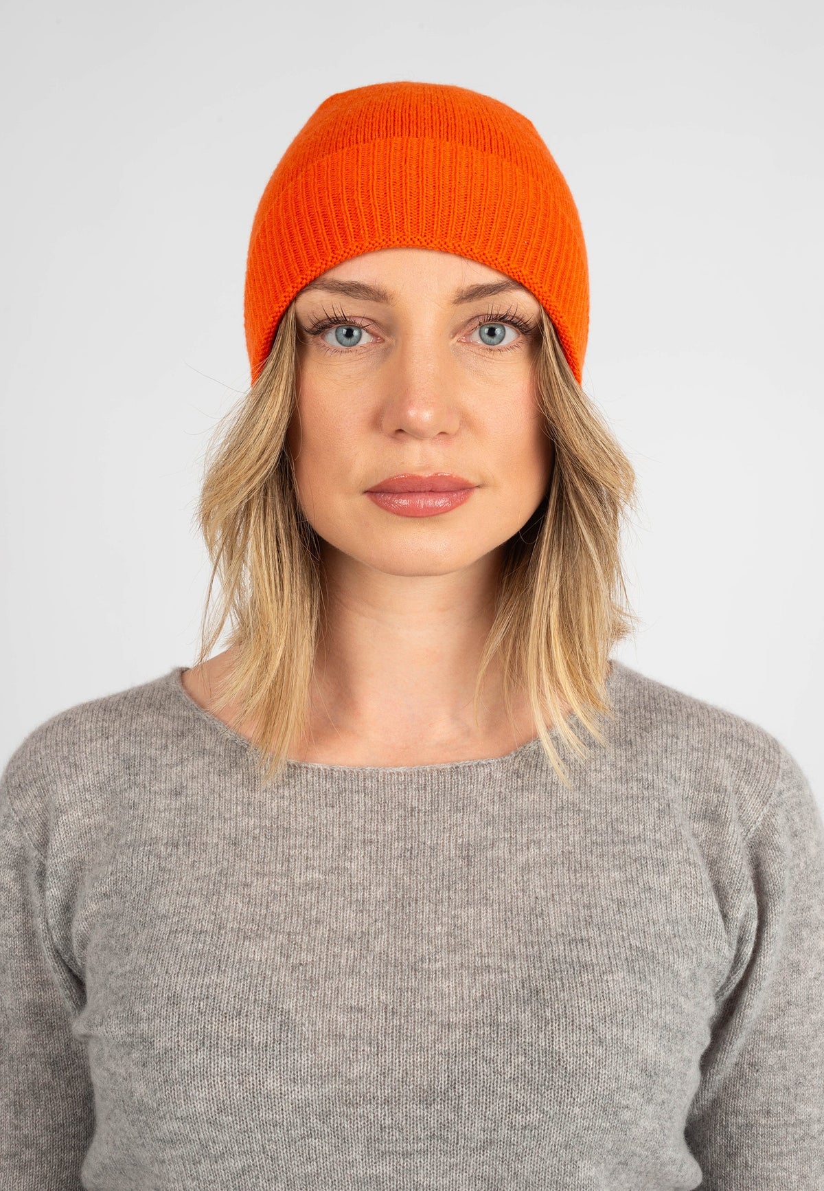 Women's plain-knit 100% cashmere beanie, colour Orange, view 2 | Dalle Piane Cashmere