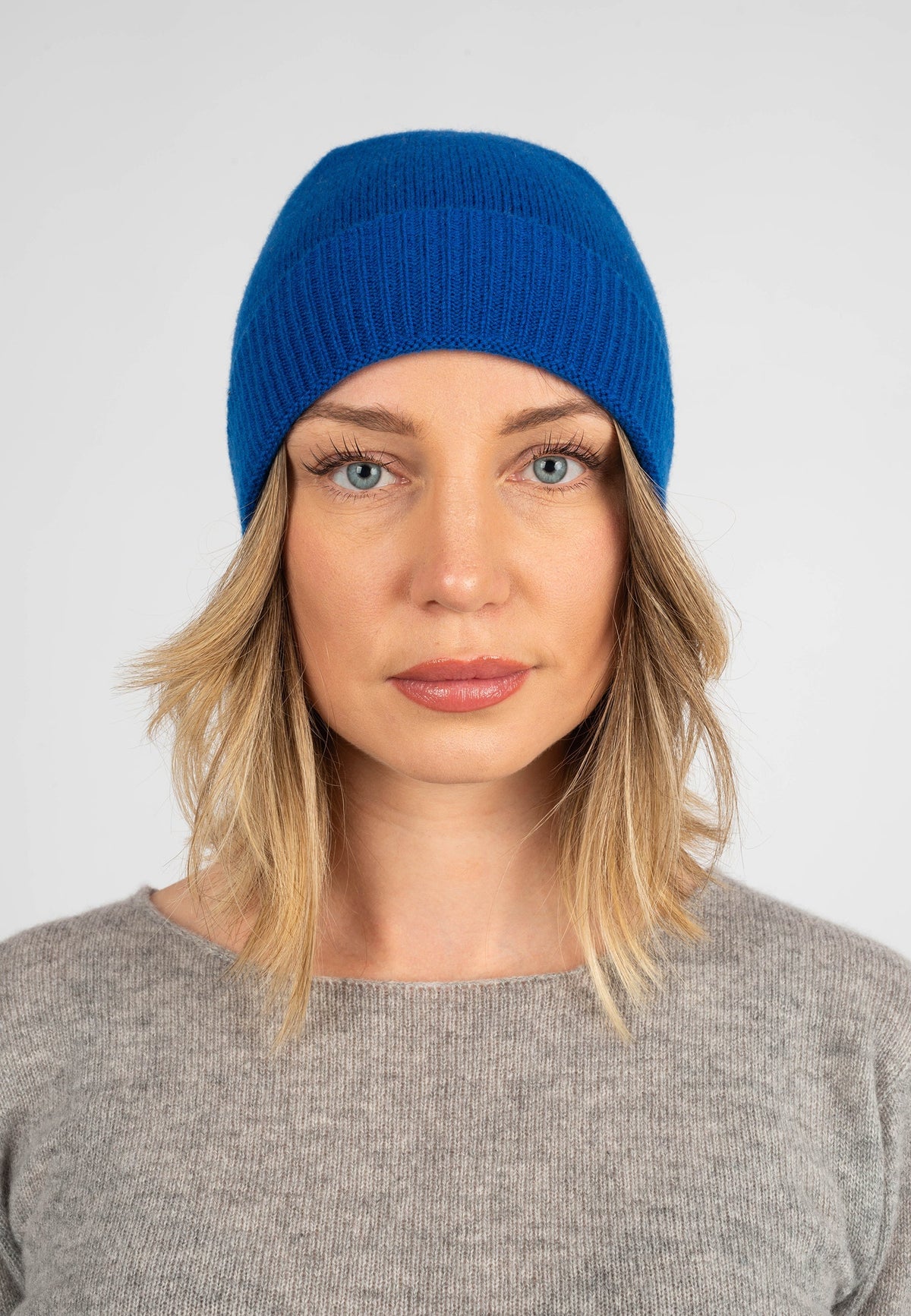 Women's plain-knit 100% cashmere beanie, colour Electric Blue, view 2 | Dalle Piane Cashmere