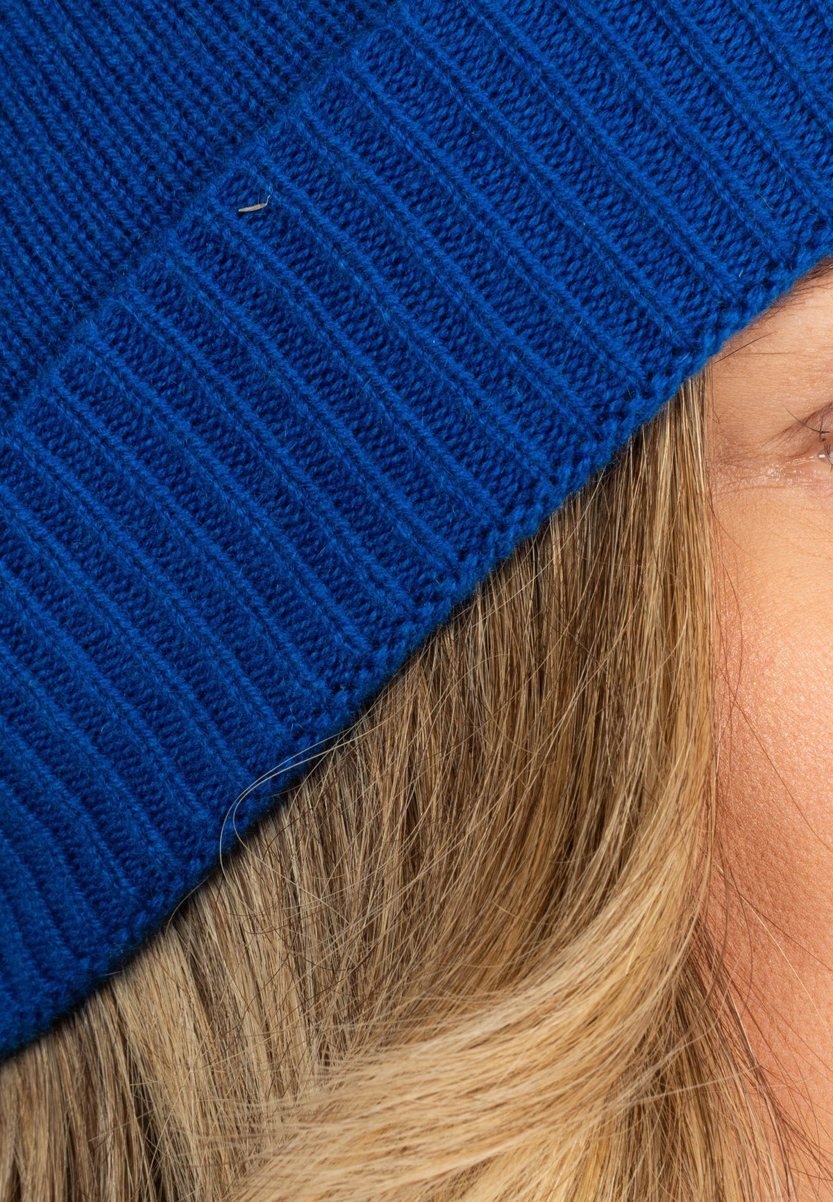 Women's plain-knit 100% cashmere beanie, colour Electric Blue, view 3 | Dalle Piane Cashmere