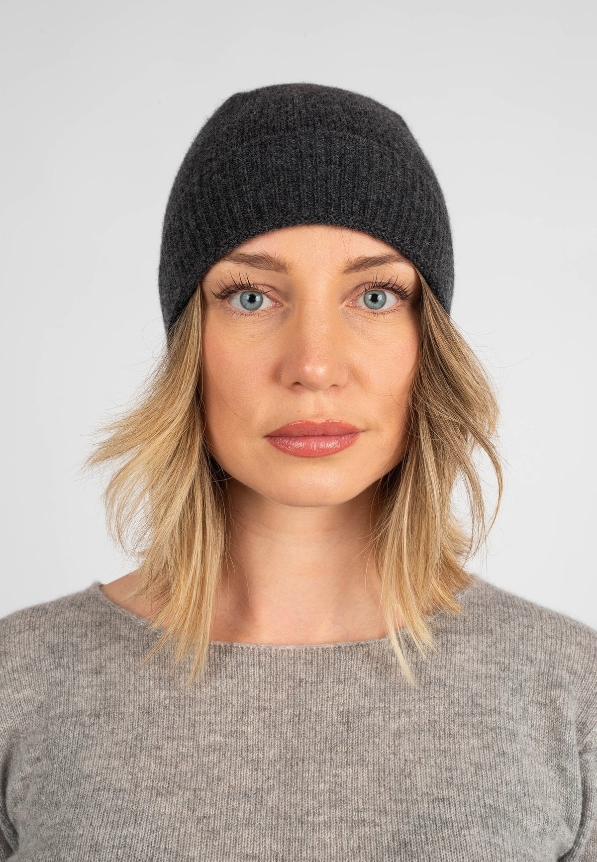 Women's plain-knit 100% cashmere beanie, colour Anthracite, view 2 | Dalle Piane Cashmere