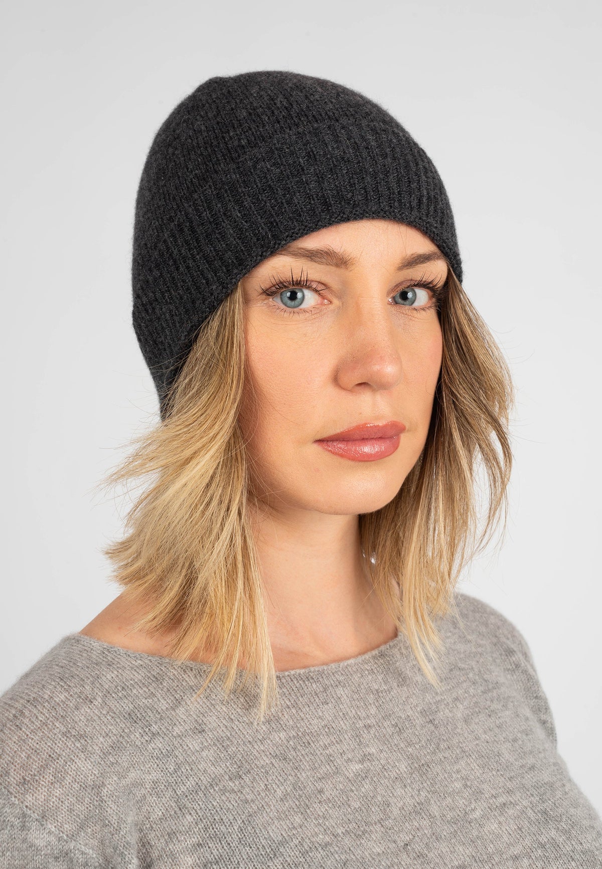 Women's plain-knit 100% cashmere beanie, colour Anthracite | Dalle Piane Cashmere