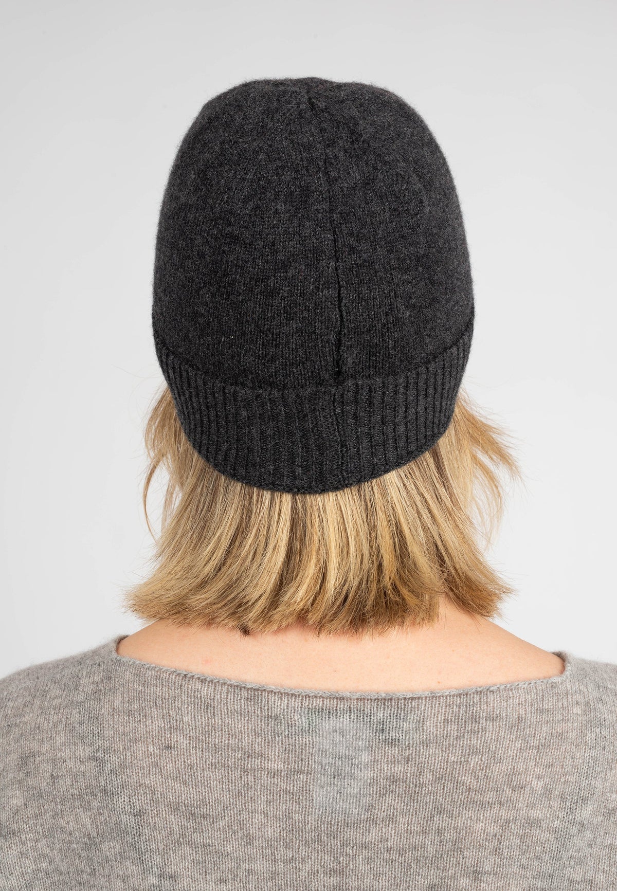 Women's plain-knit 100% cashmere beanie, colour Anthracite, view 4 | Dalle Piane Cashmere