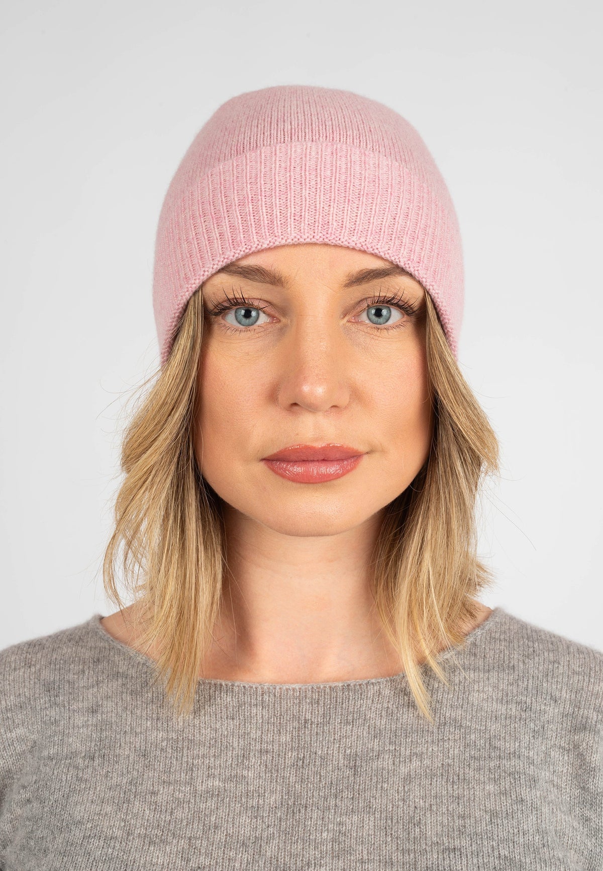 Women's plain-knit 100% cashmere beanie, colour Pink, view 2 | Dalle Piane Cashmere