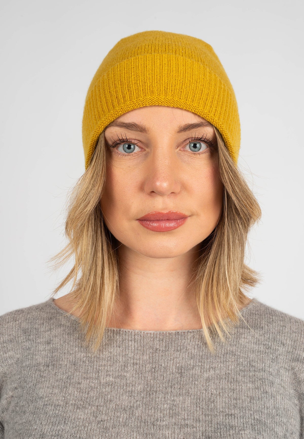 Women's plain-knit 100% cashmere beanie, colour Yellow, view 2 | Dalle Piane Cashmere