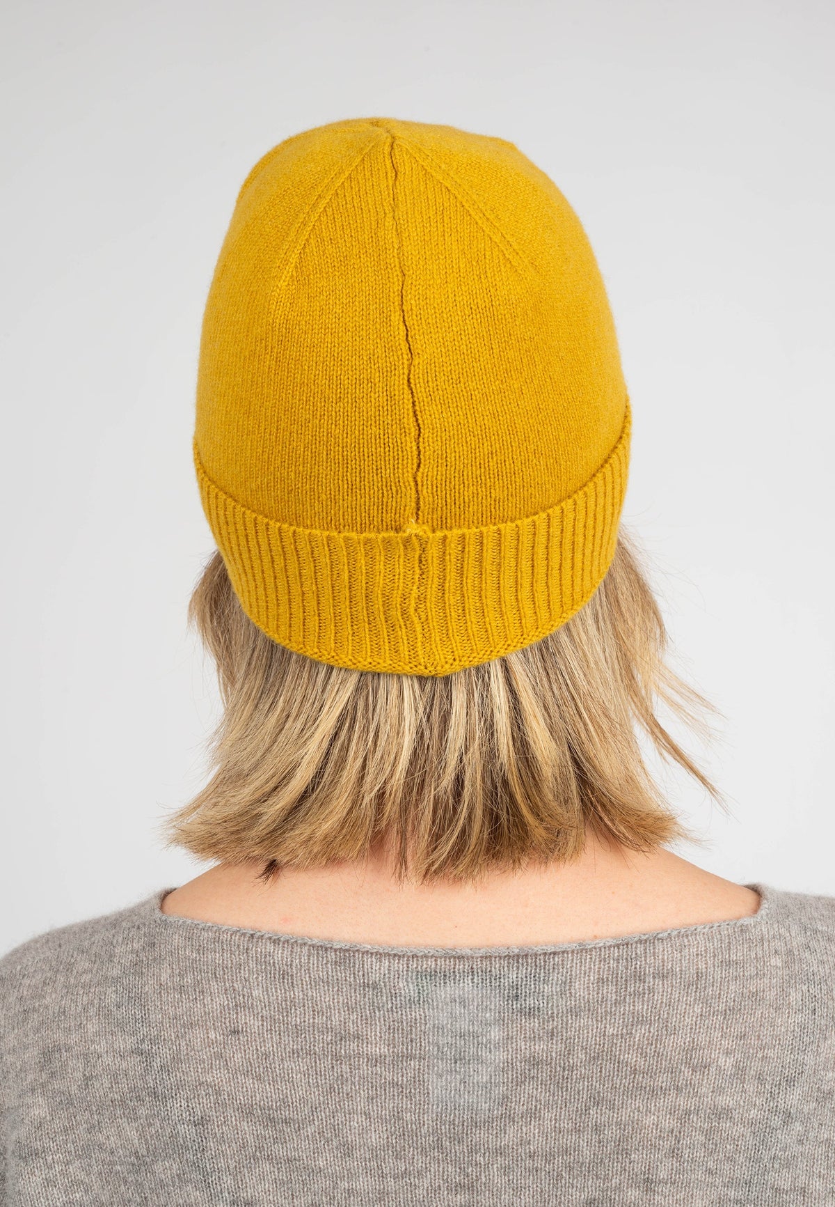 Women's plain-knit 100% cashmere beanie, colour Yellow, view 4 | Dalle Piane Cashmere