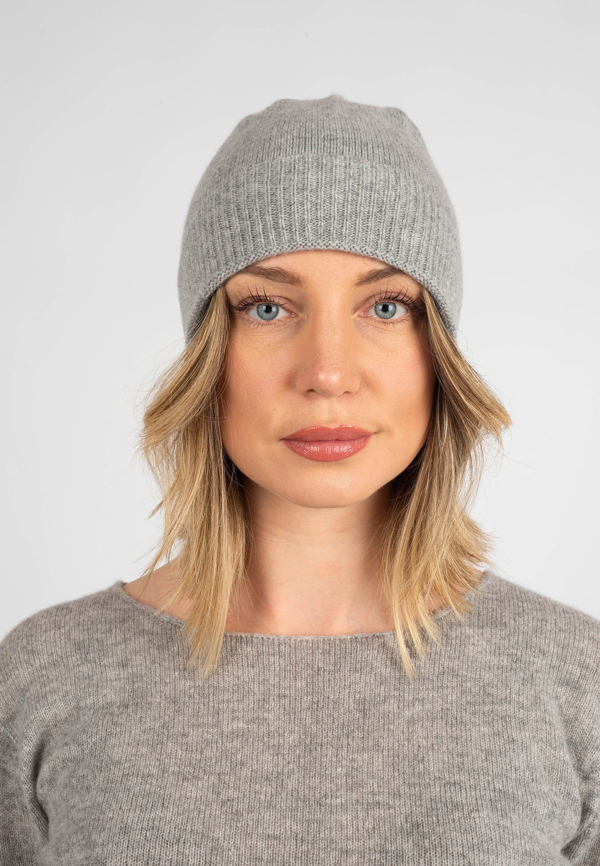 Women's plain-knit 100% cashmere beanie, colour Grey, view 2 | Dalle Piane Cashmere