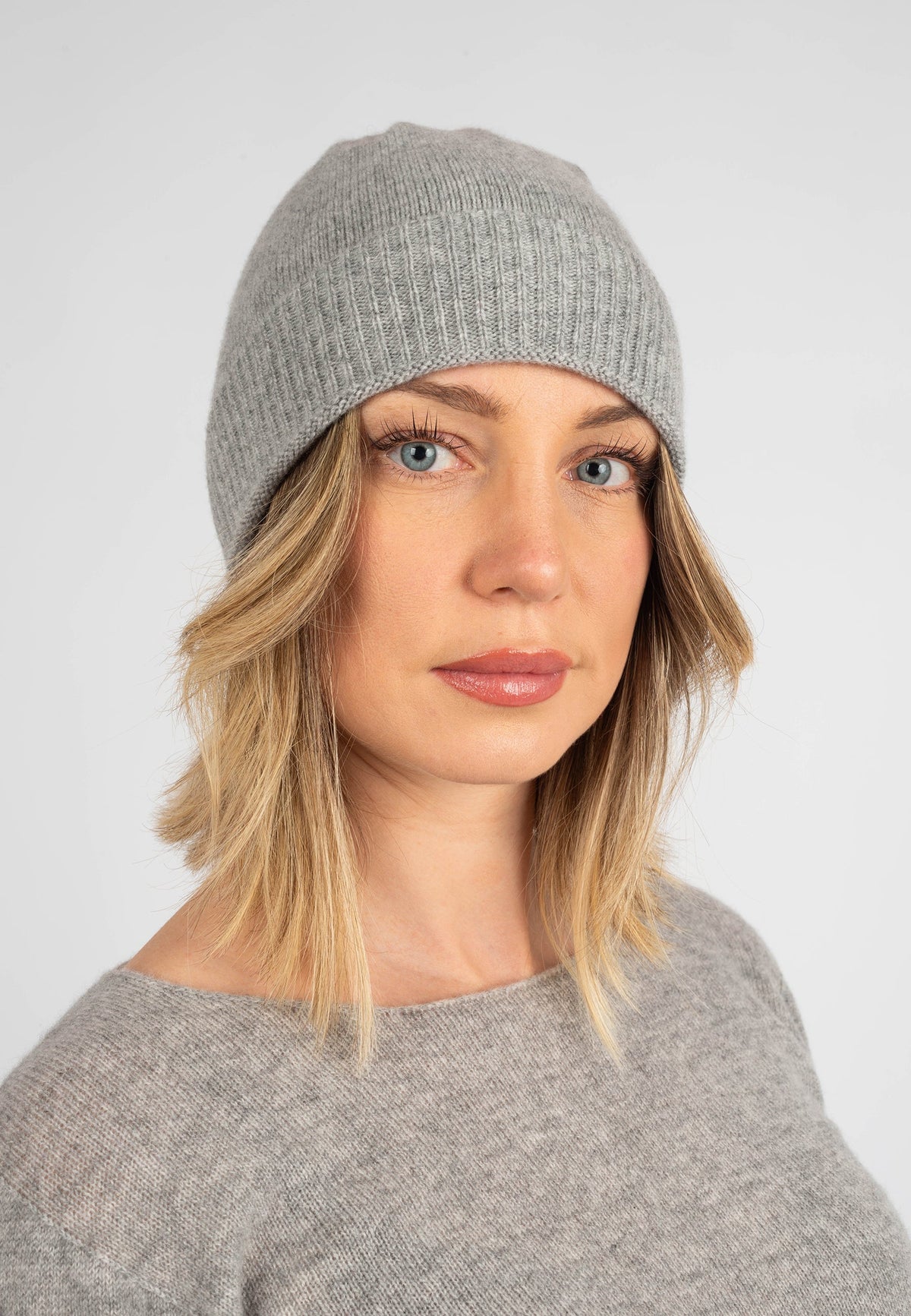 Women's plain-knit 100% cashmere beanie, colour Grey | Dalle Piane Cashmere