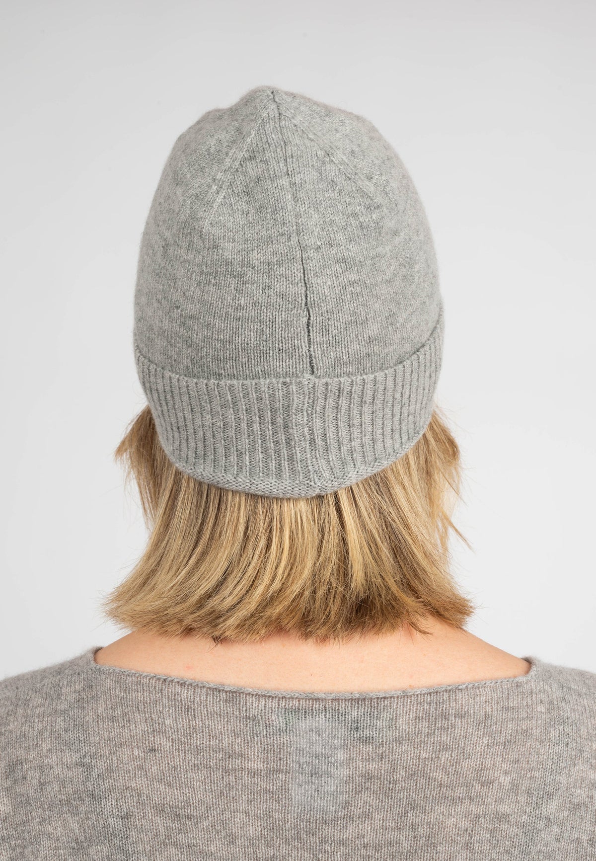 Women's plain-knit 100% cashmere beanie, colour Grey, view 4 | Dalle Piane Cashmere