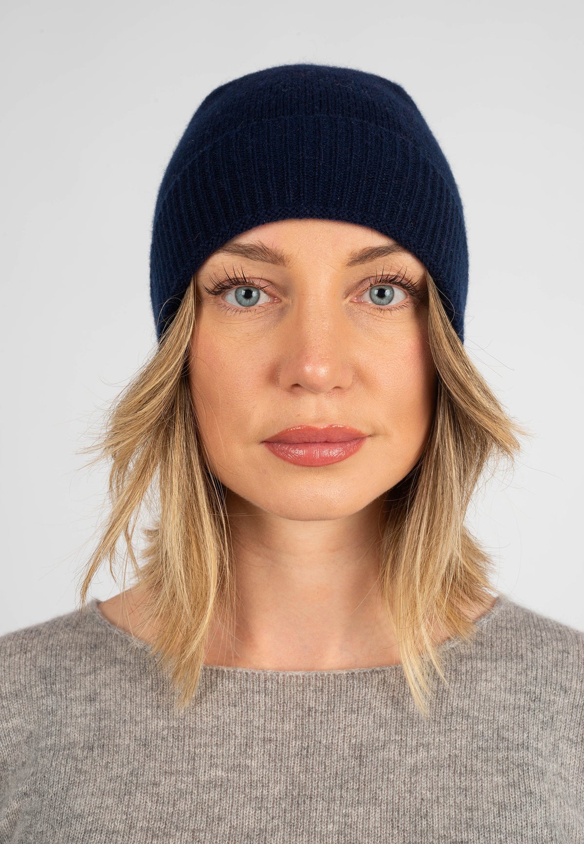 Women's plain-knit 100% cashmere beanie, colour Blue, view 2 | Dalle Piane Cashmere