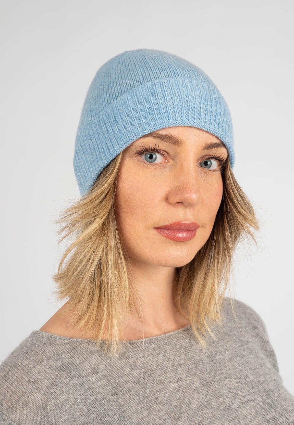 Women's plain-knit 100% cashmere beanie, colour Sky | Dalle Piane Cashmere