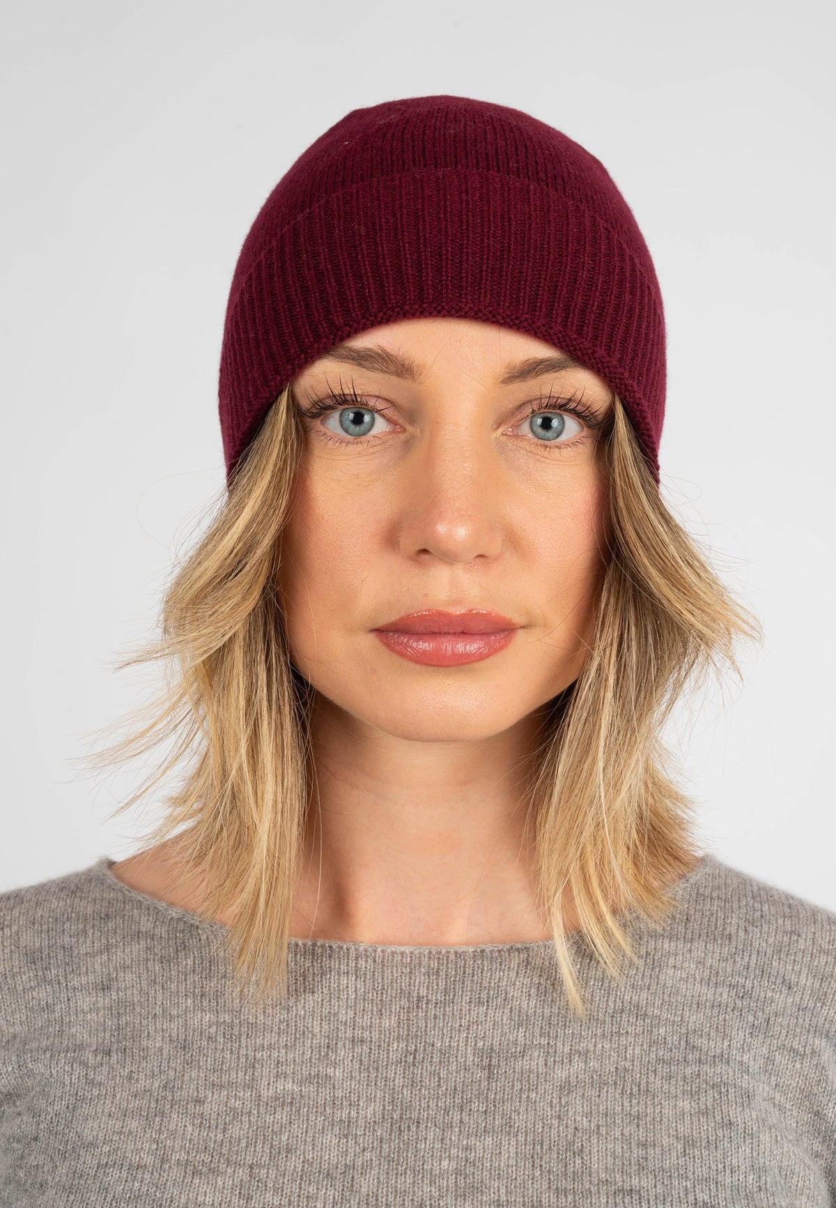 Women's plain-knit 100% cashmere beanie, colour Bordeaux, view 2 | Dalle Piane Cashmere