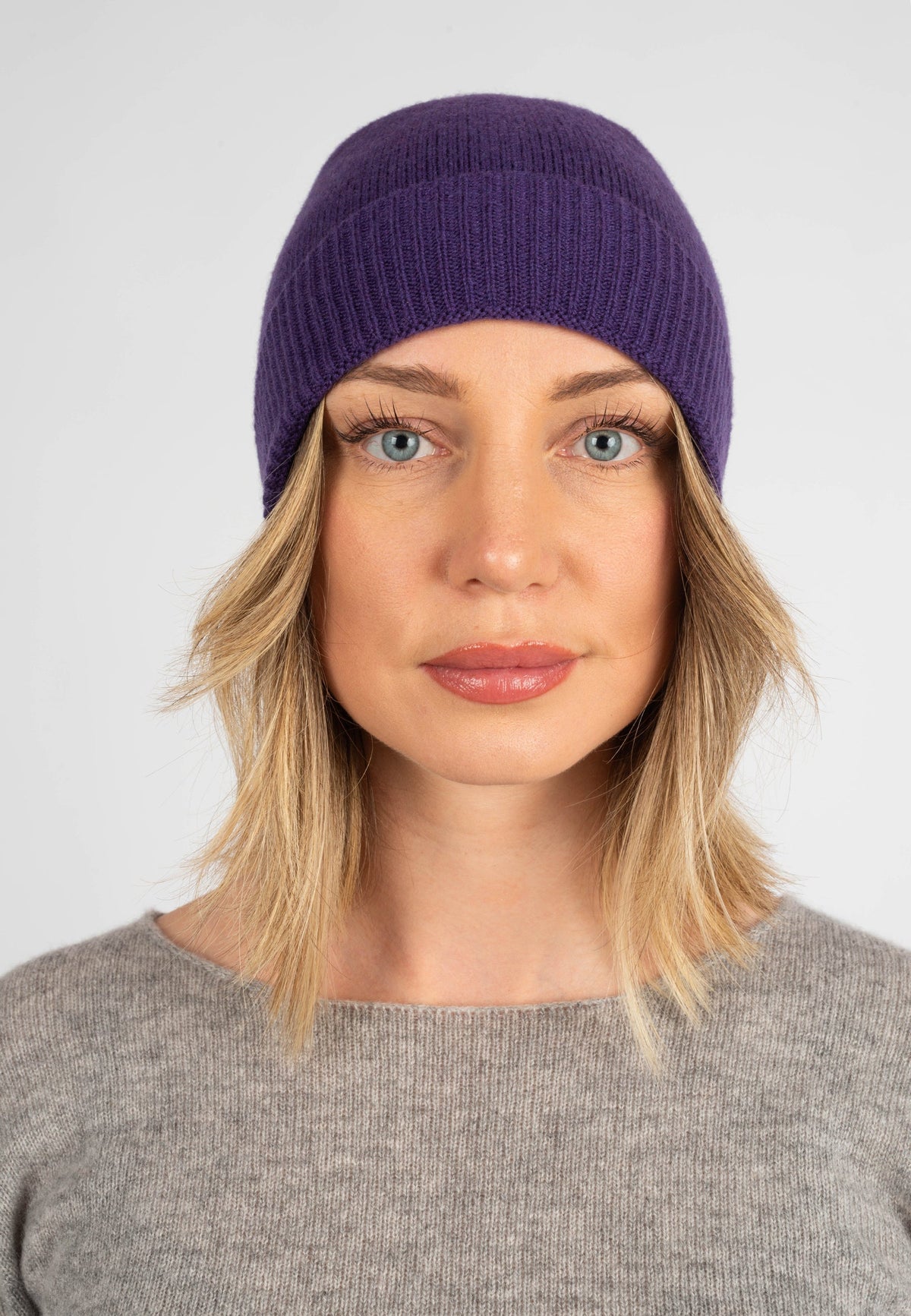 Women's plain-knit 100% cashmere beanie, colour Purple, view 2 | Dalle Piane Cashmere