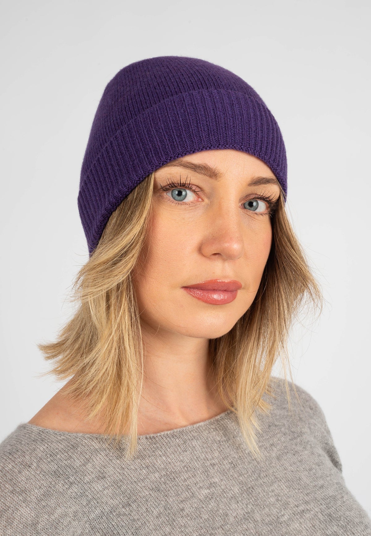 Women's plain-knit 100% cashmere beanie, colour Purple | Dalle Piane Cashmere