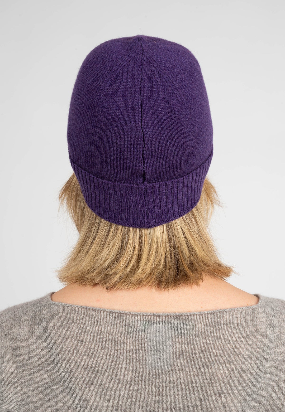 Women's plain-knit 100% cashmere beanie, colour Purple, view 4 | Dalle Piane Cashmere