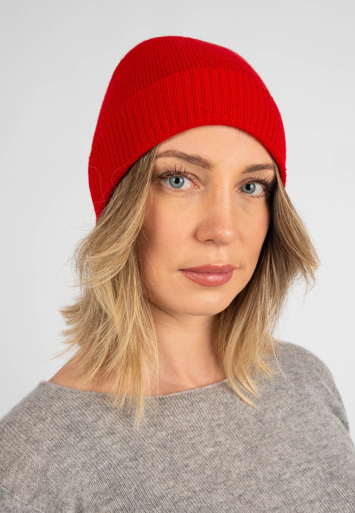 Women's plain-knit 100% cashmere beanie, colour Red | Dalle Piane Cashmere