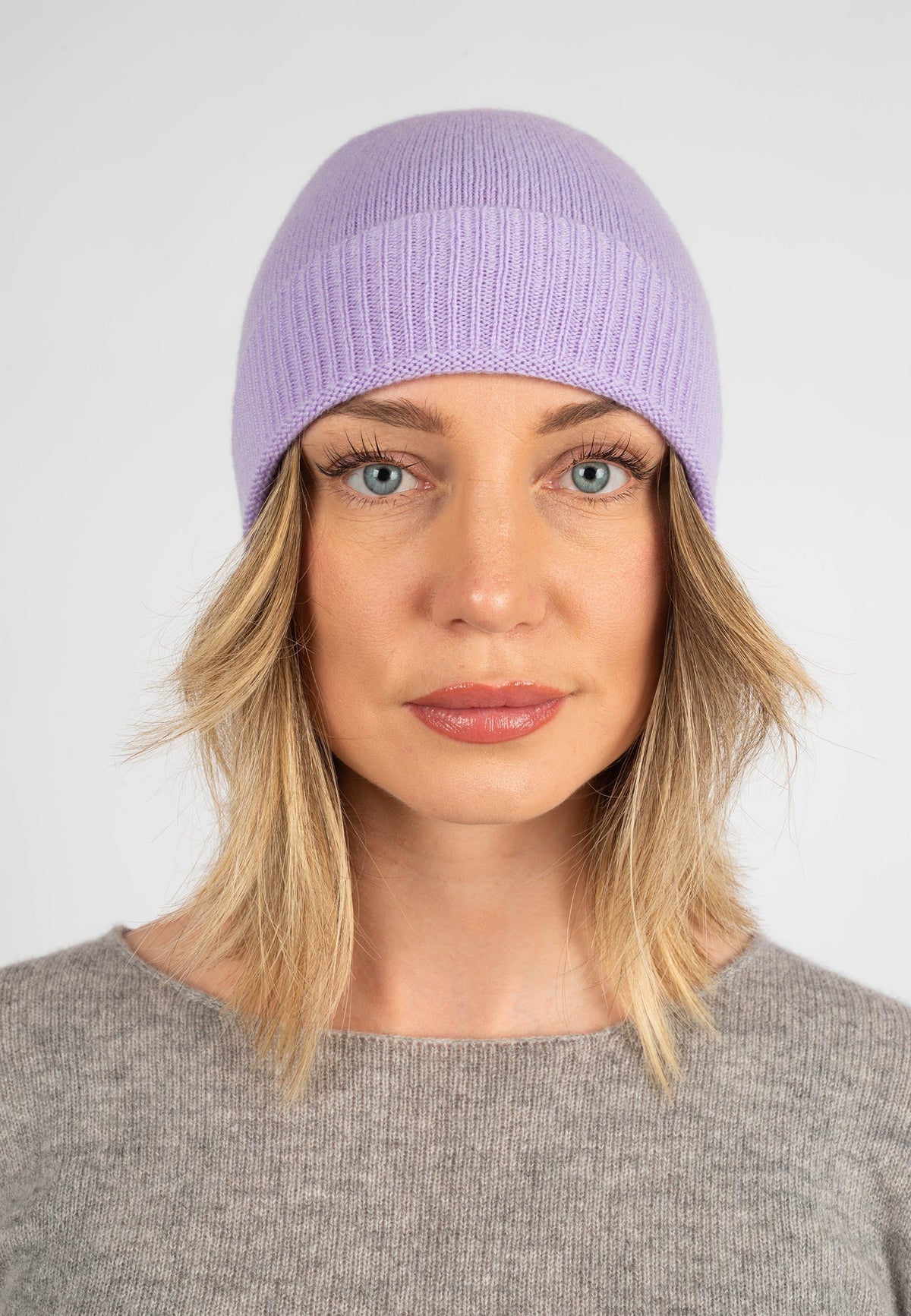 Women's plain-knit 100% cashmere beanie, colour Lilac, view 2 | Dalle Piane Cashmere