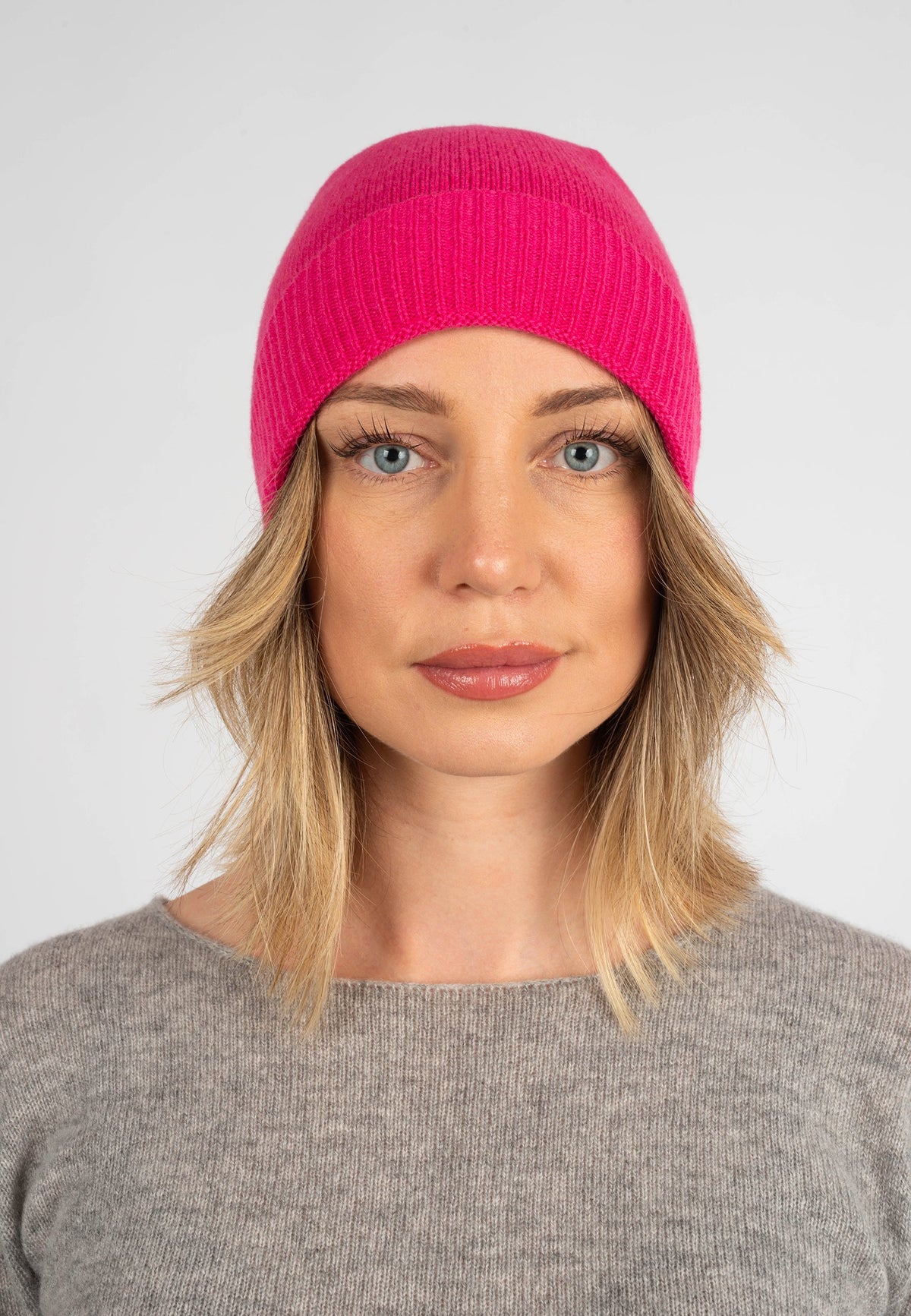 Women's plain-knit 100% cashmere beanie, colour Fuchsia, view 2 | Dalle Piane Cashmere