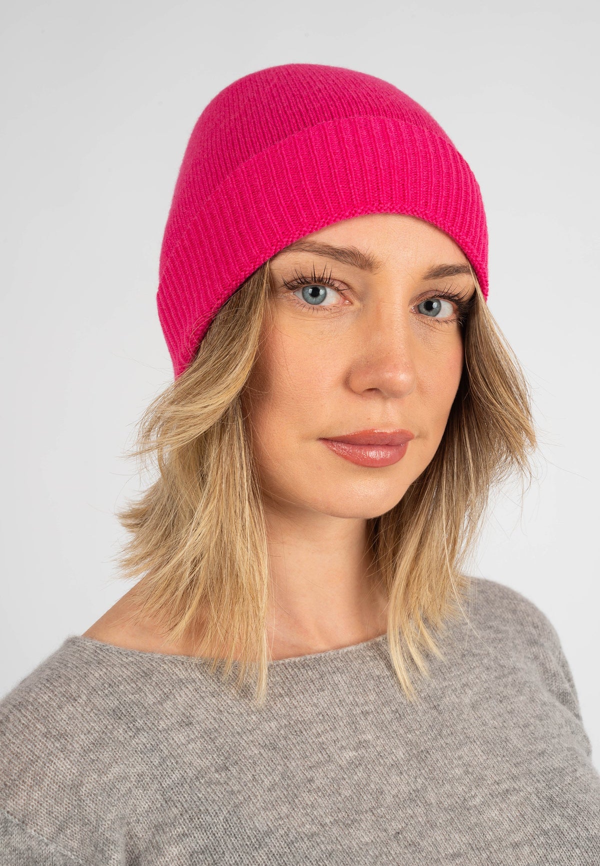 Women's plain-knit 100% cashmere beanie, colour Fuchsia | Dalle Piane Cashmere