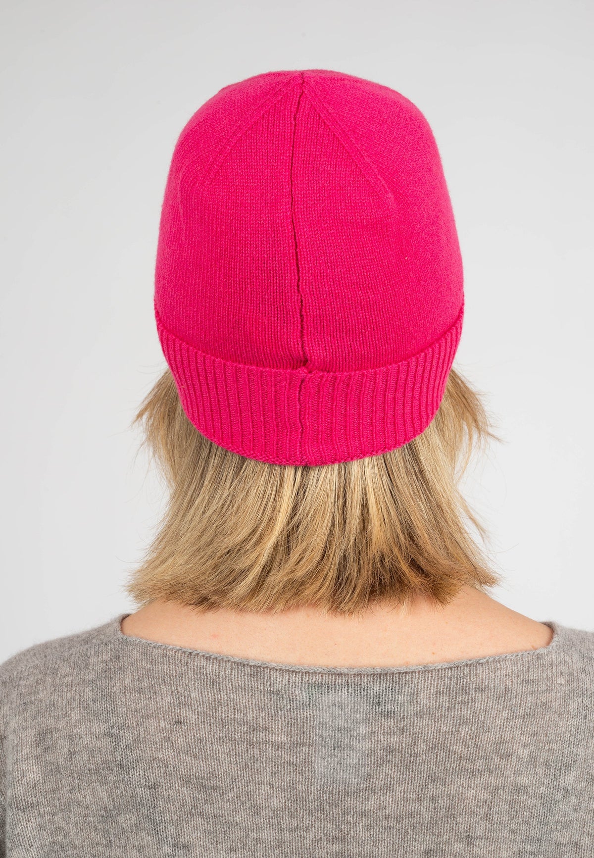 Women's plain-knit 100% cashmere beanie, colour Fuchsia, view 4 | Dalle Piane Cashmere