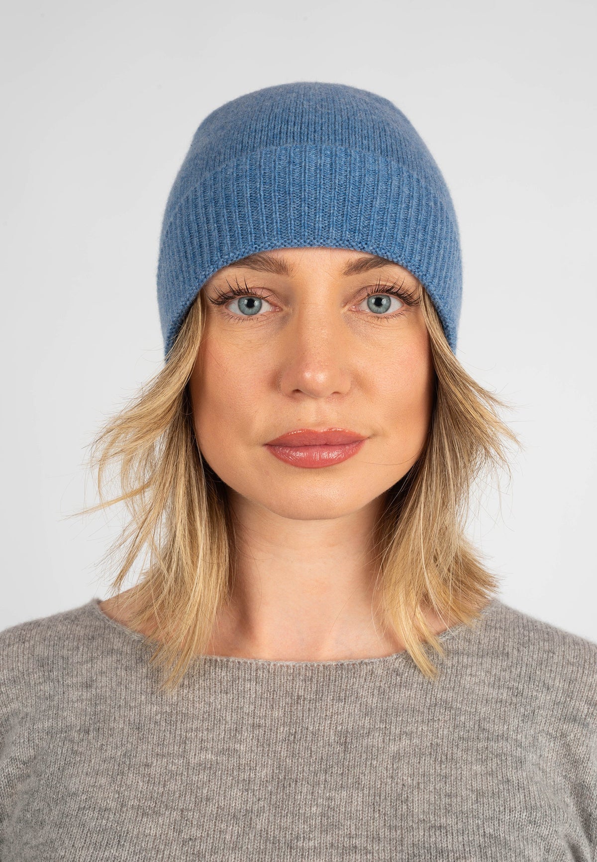Women's plain-knit 100% cashmere beanie, colour Light Blue, view 2 | Dalle Piane Cashmere