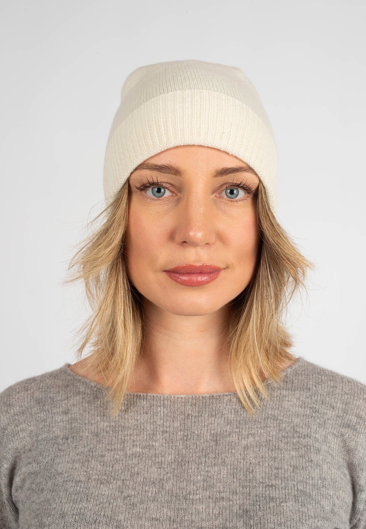 Women's plain-knit 100% cashmere beanie, colour Cream, view 2 | Dalle Piane Cashmere