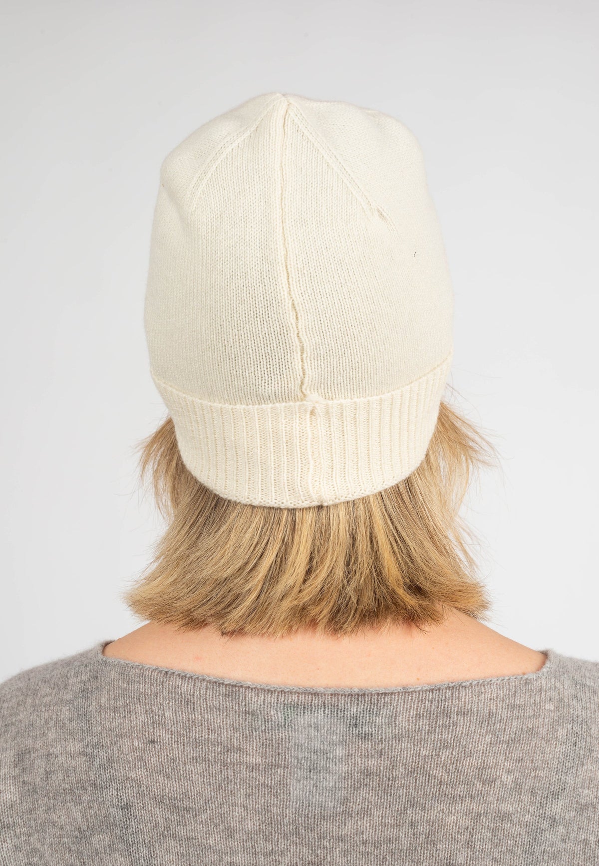 Women's plain-knit 100% cashmere beanie, colour Cream, view 4 | Dalle Piane Cashmere