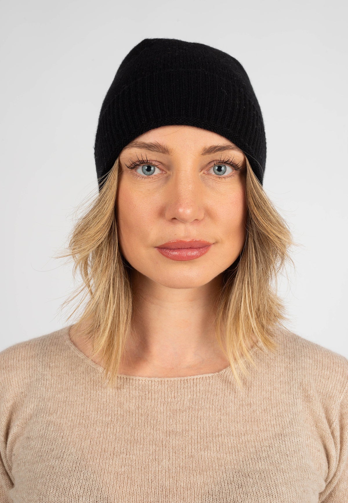Women's plain-knit 100% cashmere beanie, colour Black, view 2 | Dalle Piane Cashmere