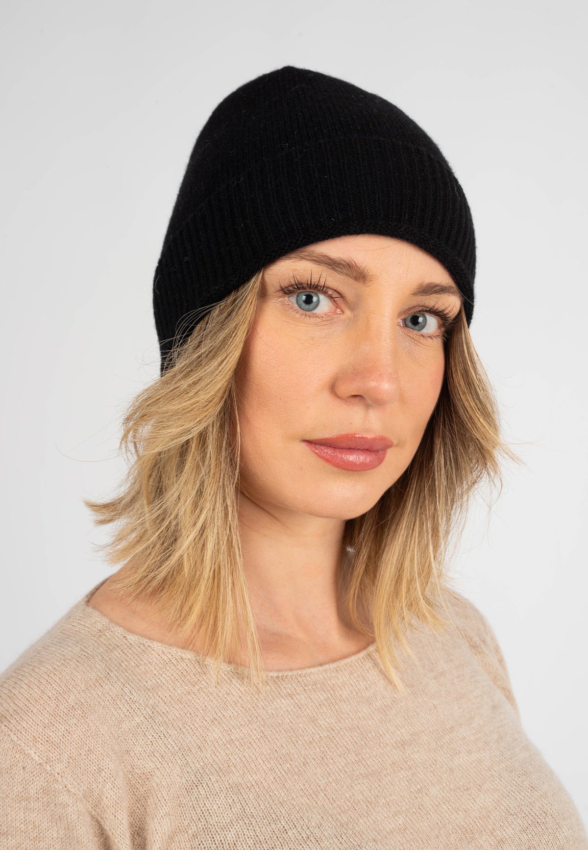 Women's plain-knit 100% cashmere beanie, colour Black | Dalle Piane Cashmere