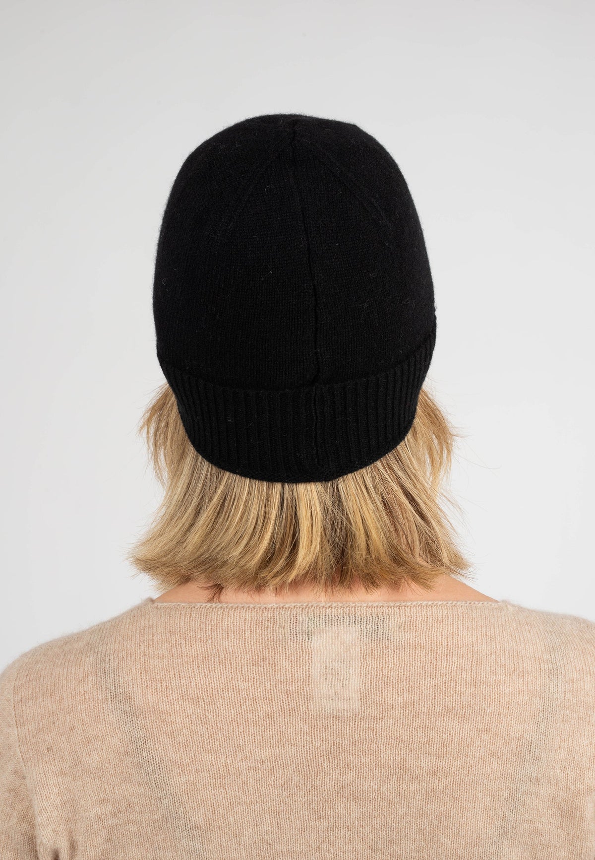 Women's plain-knit 100% cashmere beanie, colour Black, view 4 | Dalle Piane Cashmere
