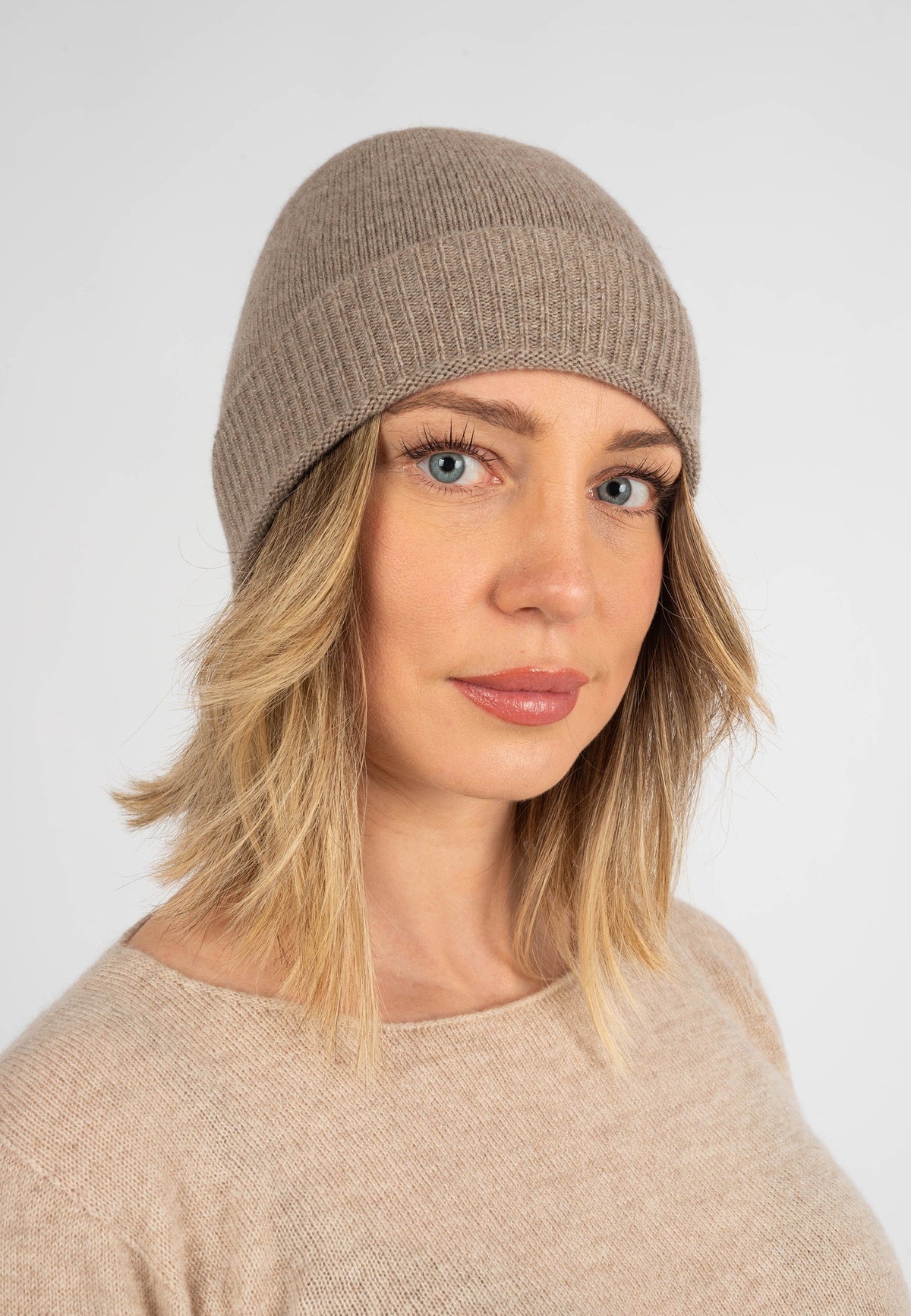 Women's plain-knit 100% cashmere beanie, colour Mink | Dalle Piane Cashmere