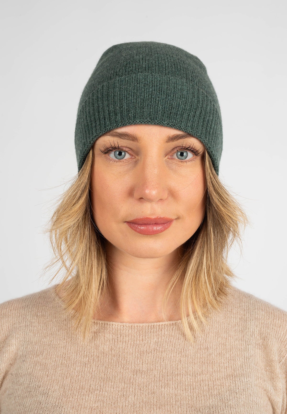 Women's plain-knit 100% cashmere beanie, colour Sage Green, view 2 | Dalle Piane Cashmere