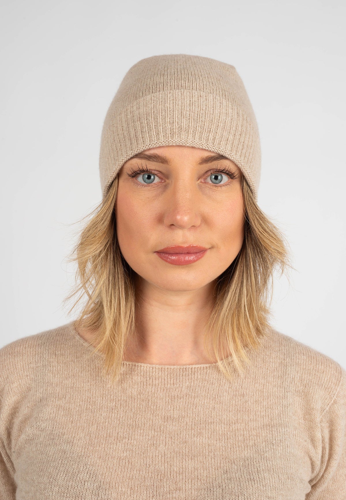 Women's plain-knit 100% cashmere beanie, colour Beige, view 2 | Dalle Piane Cashmere