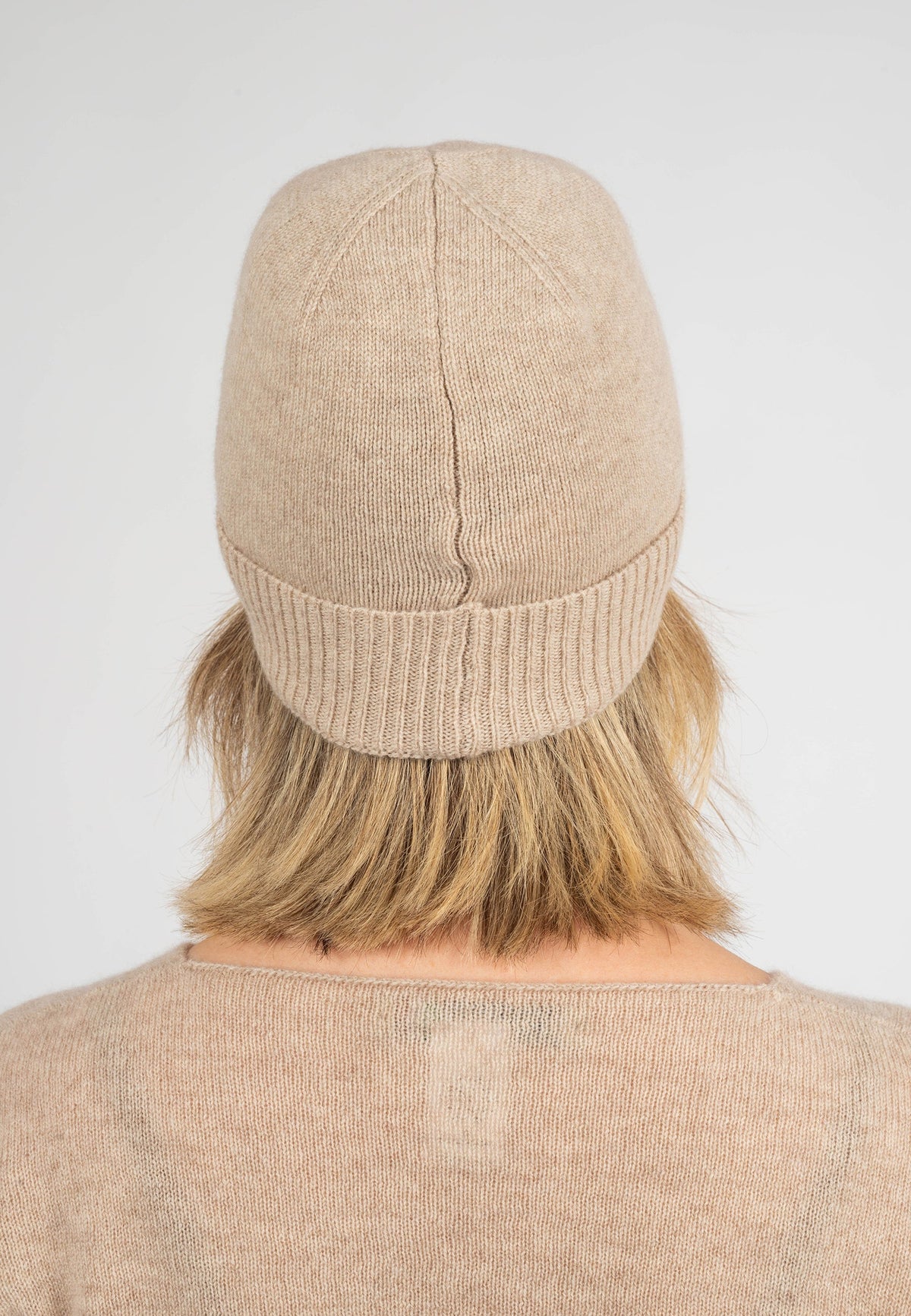 Women's plain-knit 100% cashmere beanie, colour Beige, view 3 | Dalle Piane Cashmere