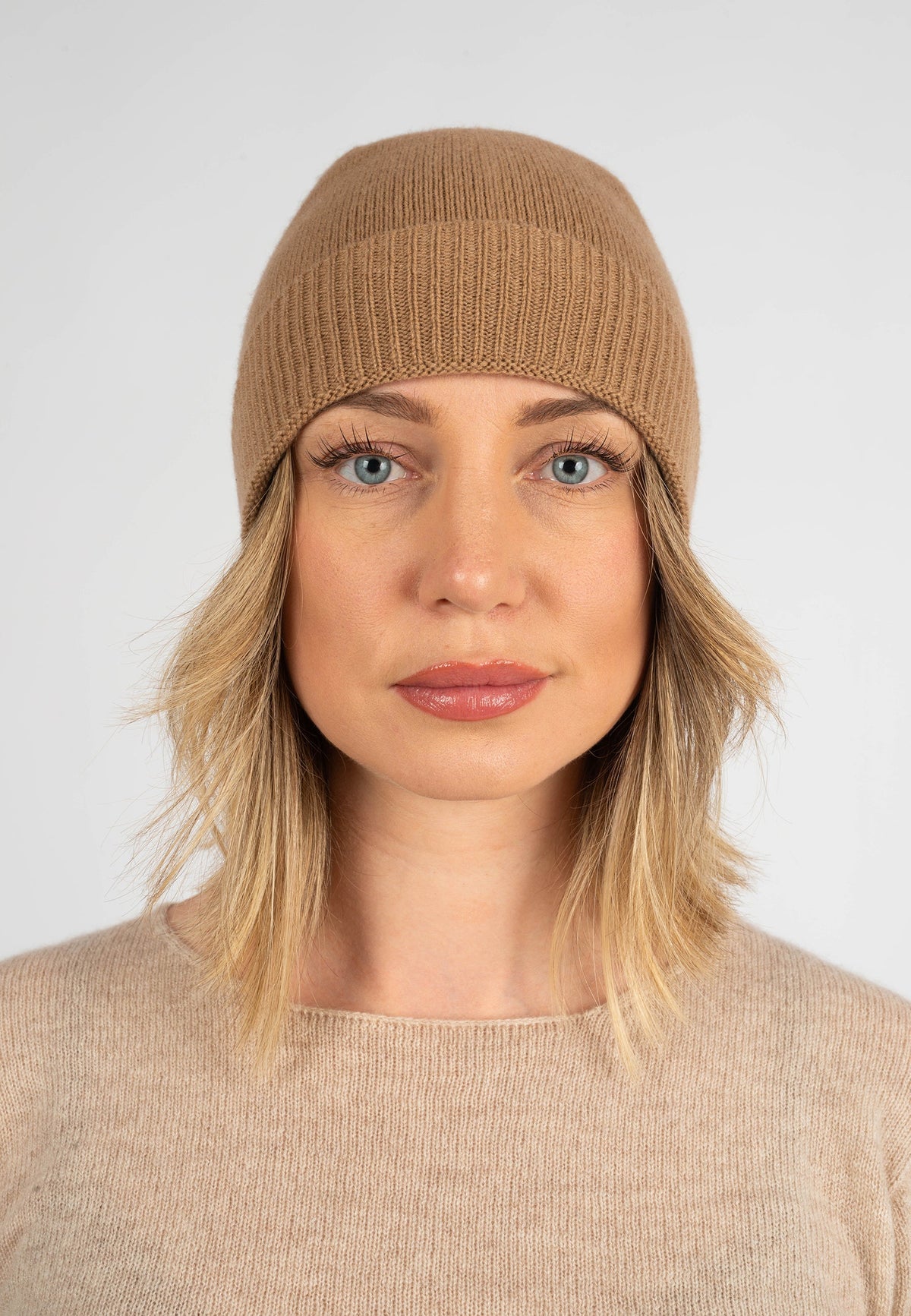 Women's plain-knit 100% cashmere beanie, camel | Dalle Piane Cashmere