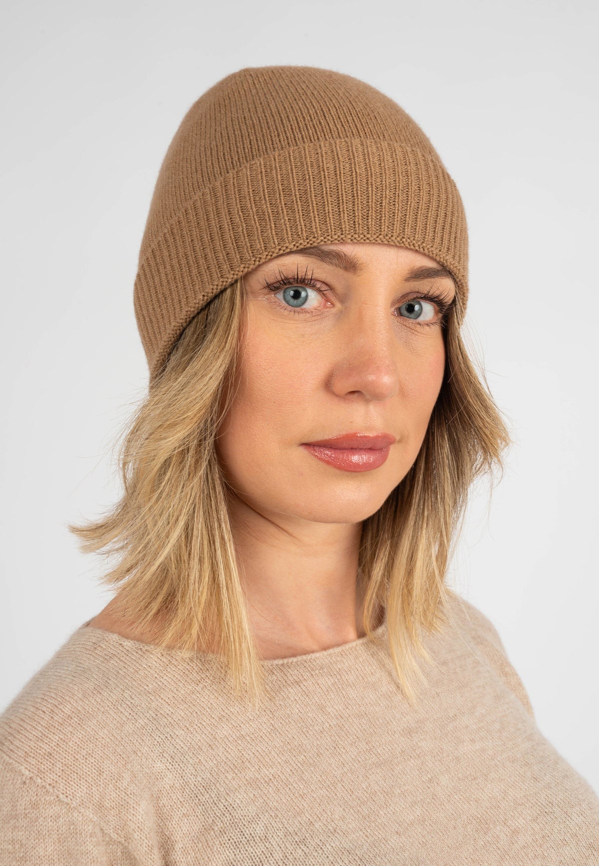 Women's plain-knit 100% cashmere beanie, camel | Dalle Piane Cashmere