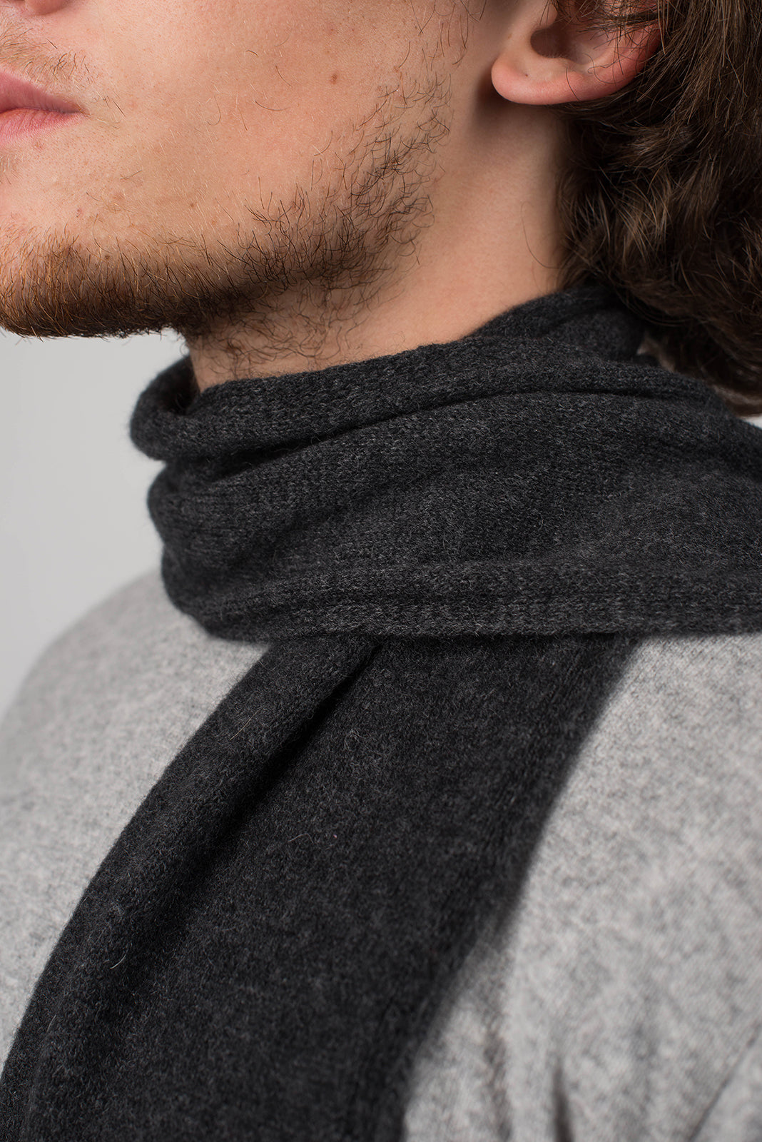 Men's 100% cashmere skinny scarf, colour Anthracite, view 3 | Dalle Piane Cashmere