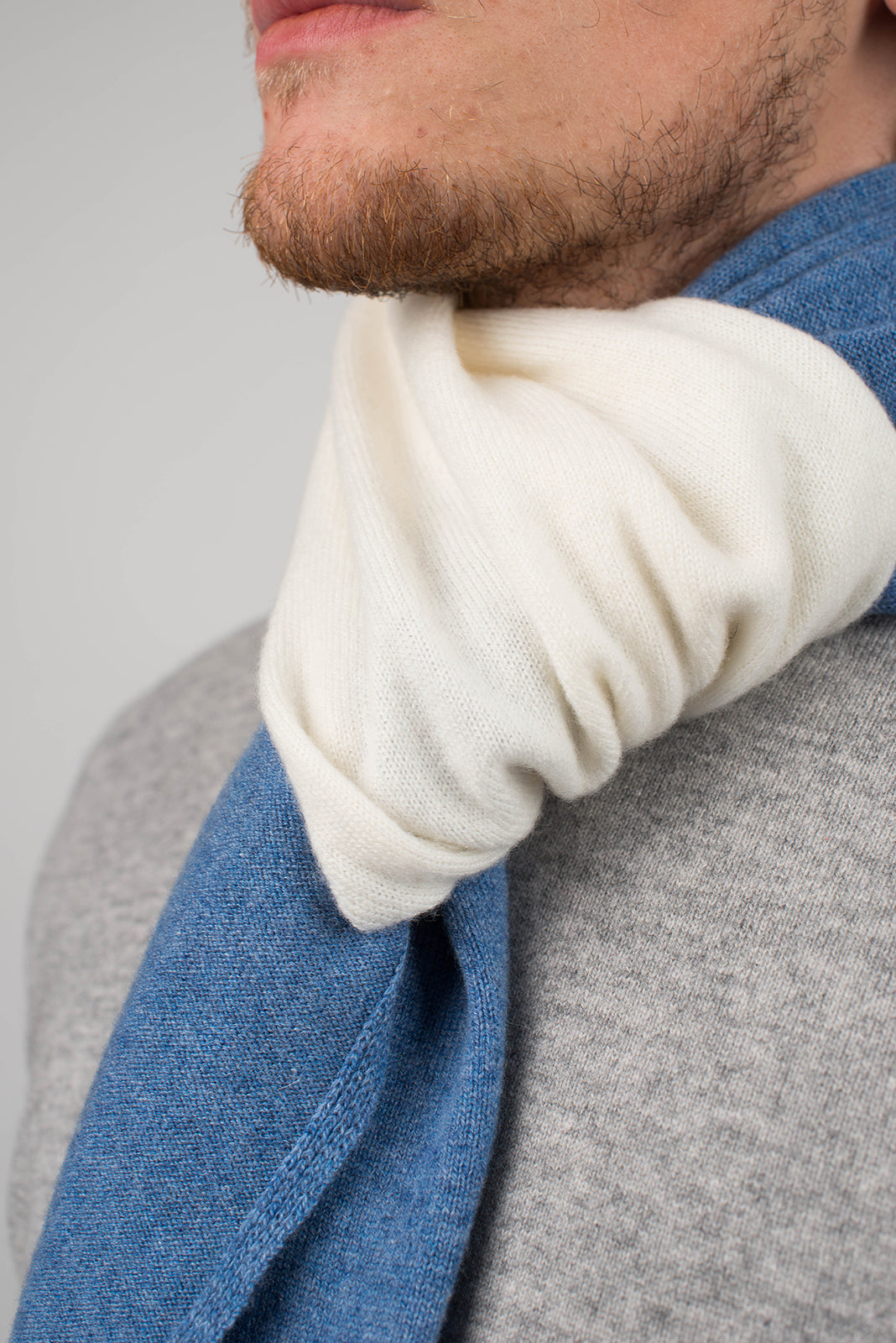 Men's two-tone 100% cashmere scarf, colour Cream-Light Blue, view 4 | Dalle Piane Cashmere