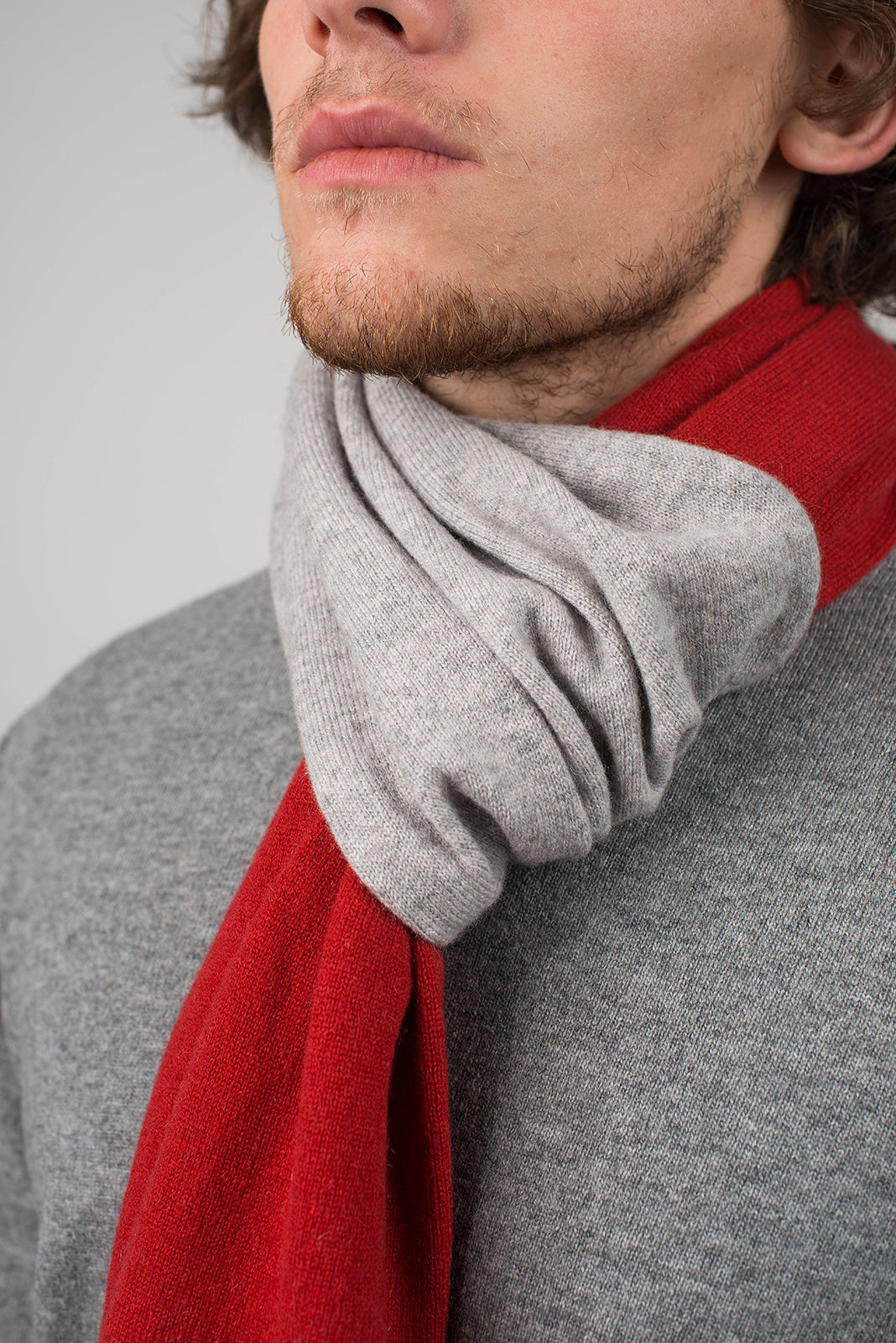 Men's two-tone 100% cashmere scarf, colour Red-Grey, view 4 | Dalle Piane Cashmere